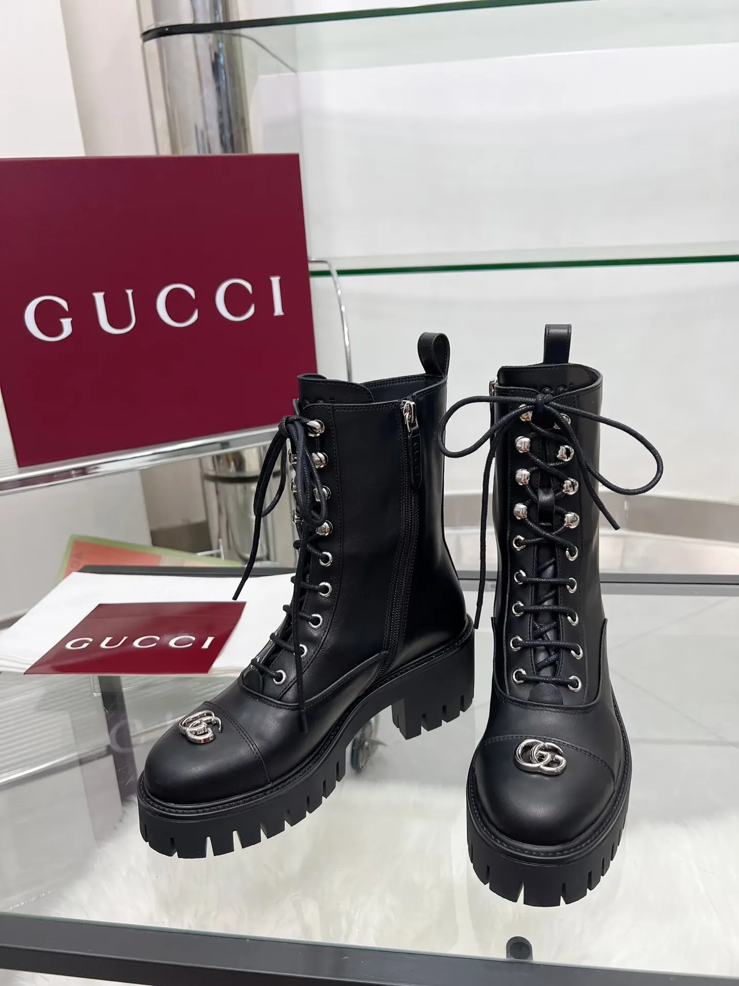 👟👟Ex-factory price 660👟👟 New version of Gucci GUCCI hot sale✅Ankle boots 🎉Very easy to match👍Specially showing retro British style, advanced 3D printing, front Gucci buckle decoration💎LOGO✅ Fabric: imported cowhide🐂 Inner/foot pads: cow lining Color: black green Size: 35-42 {2 heads need to be customized} Heel height: 5cm TPU outsole Packing: Comes with card and cloth bag.